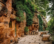 700 жилийн настай чулуун агуйг сэргээн,  орчин үеийн тансаг байшин болгожээ