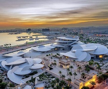 Огтлолцсон давхар муруй дискүүдээс бүрдсэн Катарын үндэсний музей