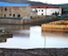 Үерийн хоолой бөглөж барьсан байшингийн түрүүчийг буулгаж эхлэв