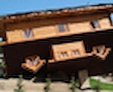 Урвуугаа харсан ер бусын архитектуртай байшин