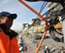 Аалзны шүлс шиг хэрсэн кабелиудыг буулгаж байна