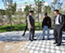 Хотын гудамжаар алхах хос залуусын гутал тоосонд дарагдахааргүй болжээ 