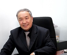 Үг нь үнэн, үзэг нь хурц, түшиг нь их ах мину 