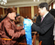 Ахмадуудад байрны түлхүүрийг нь гардууллаа