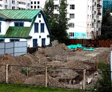 Богд хааны Хүрэн ордны зүүн талын барилгын ажлыг зогсоож, газрыг хуулиар буцаан авна