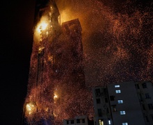 Wang Fuk Court-ын 8 блокыг хамарсан  гал олон хүний аминд хүрлээ