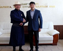  Ганчулууны Батсүхийг  “Хөдөлмөрийн гавьяаны улаан тугийн одон”-гоор шагналаа. 