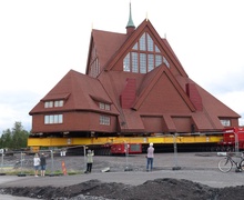 100 гаруй жилийн настай сүмийг шинэ байршилд нүүлгэж эхэллээ