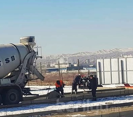 Хүйтний нэмэлт+Халуун усаар зуурсан бетон зуурмаг нийлүүлж байна