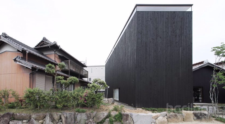 Бараан өнгийн фасадыг цайвар дотоод засалтай хослуулсан өвөрмөц загварыг гаргажээ