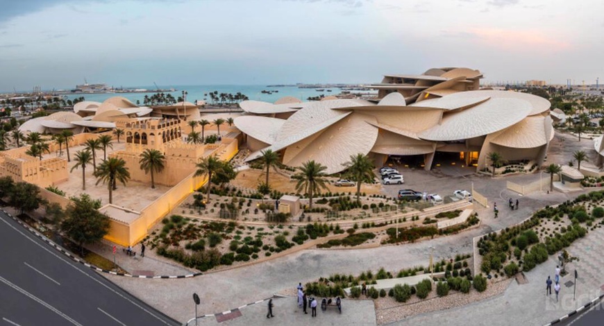 Огтлолцсон давхар муруй дискүүдээс бүрдсэн Катарын үндэсний музей