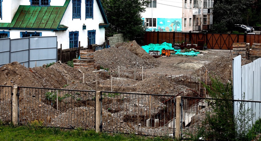 Богд хааны Хүрэн ордны зүүн талын барилгын ажлыг зогсоож, газрыг хуулиар буцаан авна