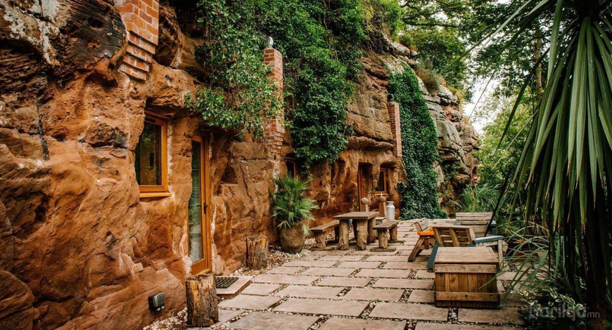 700 жилийн настай чулуун агуйг сэргээн,  орчин үеийн тансаг байшин болгожээ