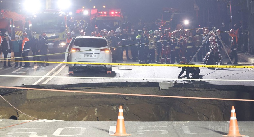 Яагаад БНСУ-д гэнэт нүх үүсээд байна вэ?