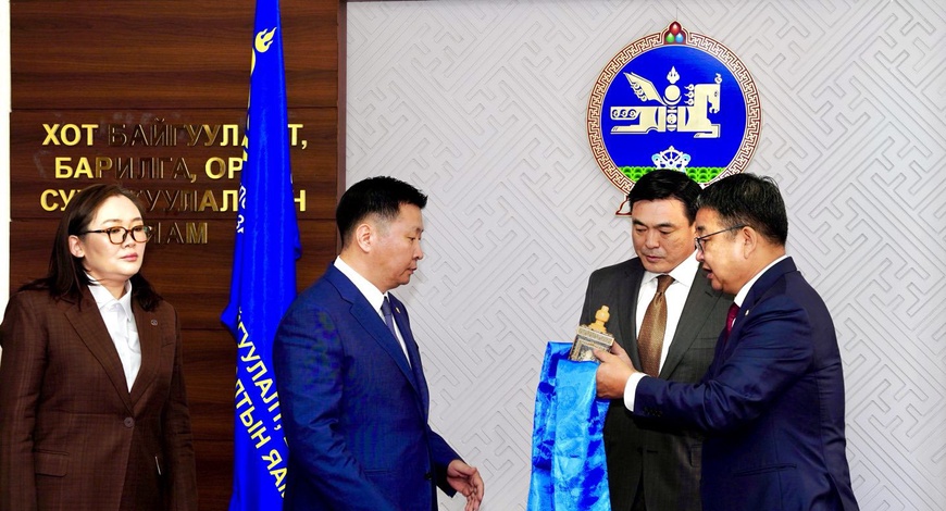 Хот байгуулалт, Барилга, Орон сууцжуулалтын сайд Э.Бат-Амгалан тамгаа гардаж авлаа