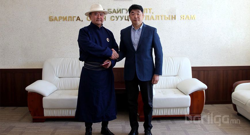  Ганчулууны Батсүхийг  “Хөдөлмөрийн гавьяаны улаан тугийн одон”-гоор шагналаа. 