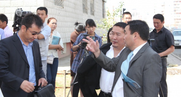 Сайд салбарын ажилтайгаа танилцлаа