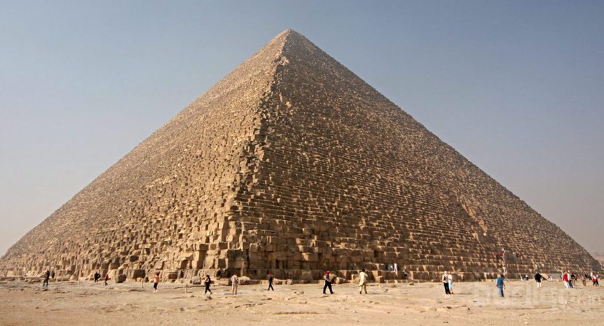 ​Пирамидын хуулбарыг барина