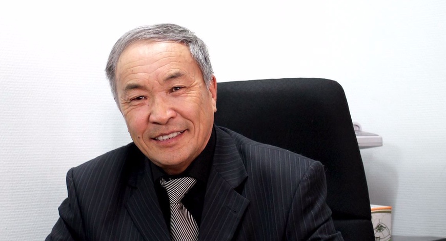 Үг нь үнэн, үзэг нь хурц, түшиг нь их ах мину 