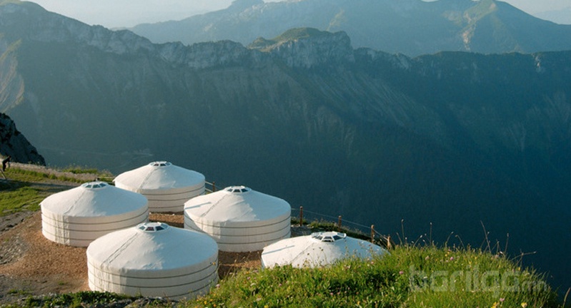 Швейцарийн хамгийн хачирхалтай газруудын нэгт Монгол гэртэй бааз багтдаг