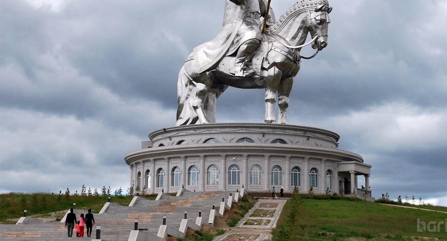 Нураах ёстой зургаан байгууламжийн нэгд Чингис хааны морьт хөшөө багтжээ