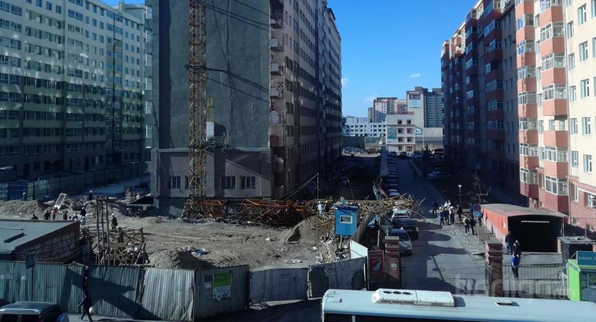 Саруул хороололд барилгын кран хугарч, автомашины дээр уналаа