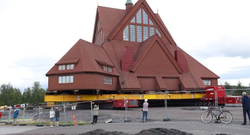 100 гаруй жилийн настай сүмийг шинэ байршилд нүүлгэж эхэллээ